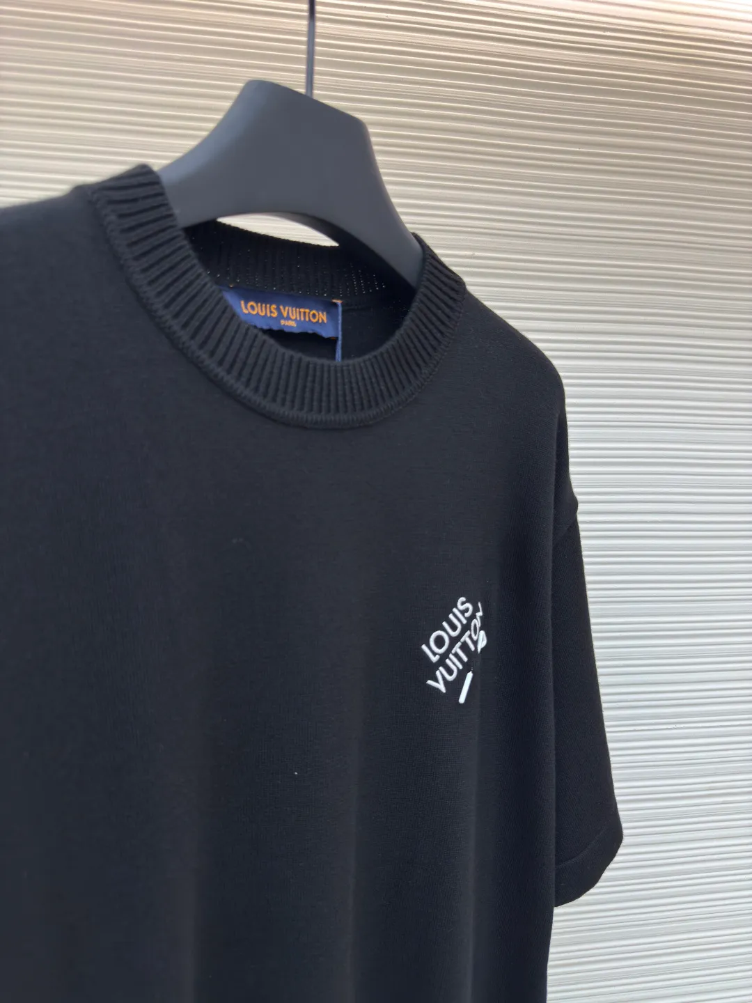LOUIS VUITTON embroidered letter pin short sleeves ●Authentic product: Purchased and developed by 7089 ●Item number: 1680114-A50 ●Fabric: Dyeing fully combed cotton yarn weaving ●Technology: Weaving technology ●Version: Fitted version ●Weight: about 335 grams ●Size: XS-S-M-L ●Description: Weaved using custom-woven, custom-dyed, fully combed 100% cotton yarn. A 14-needle computerized flat knitting machine is used to weave single-sided wool tissue according to the original version. The entire garment piece takes 6-7 hours per piece. The letters on the chest are sewn at a ratio of 1:1. All details are processed and finished by hand. The next operation can only be carried out after manual thread picking, knotting, inspection, and spot checks. Partial jacquard on one side requires a long time on the loom, the loss variables are unstable, and the scrap rate is high; especially for customized dyeing according to the Y version, to distinguish the wrong color and the big head version on the market. The overall wiring is straight and delicate, the fabric is comfortable and soft, and the color is consistent without color difference. It can be matched with the same style to create a fashionable look and control various occasions. Customized accessories, complete with three standards, same style for men and women!